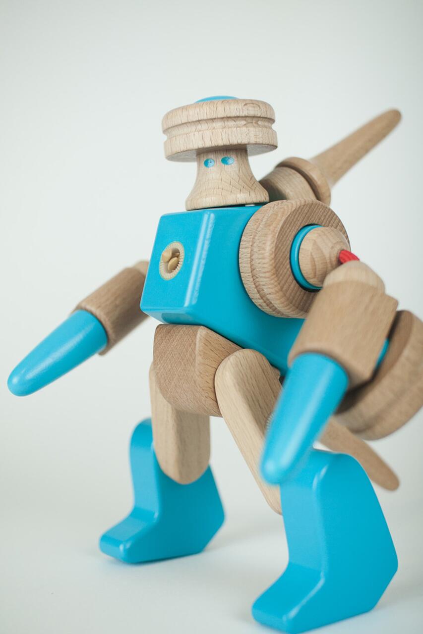 16C-090_EQBot: Modular wooden robot toy_Sung Jang